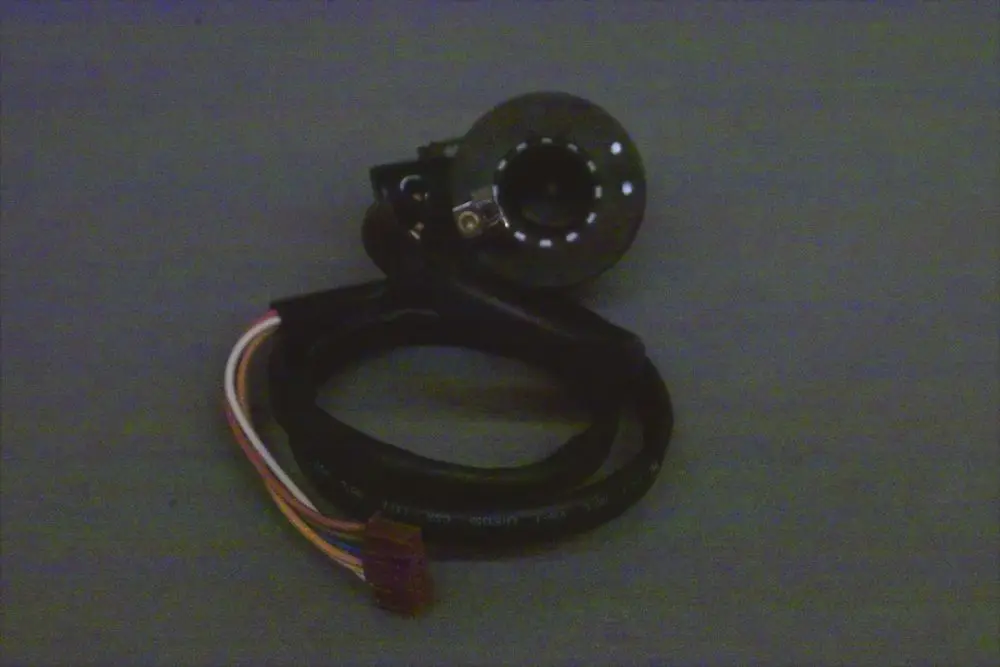 Brötje Magnetventil mit einem runden Gehäuse und mehreren Kabelanschlüssen. Der Ventilkopf ist sichtbar, Kabel verlaufen seitlich.