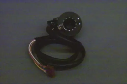 Brötje Magnetventil mit einem runden Gehäuse und mehreren Kabelanschlüssen. Der Ventilkopf ist sichtbar, Kabel verlaufen seitlich.