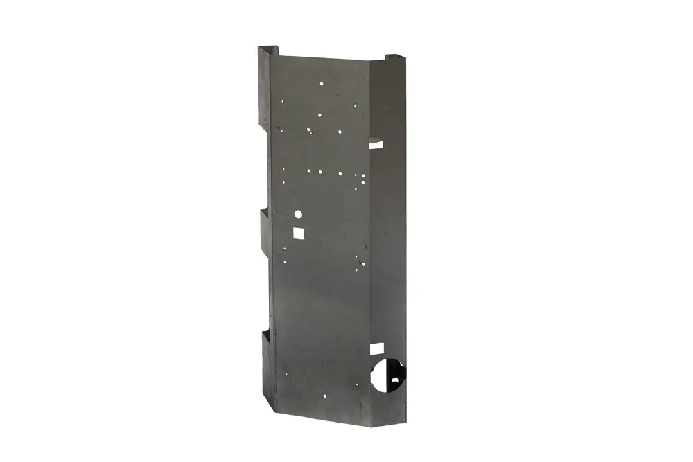 Brötje Armaturenbalken aus Metall, vertikal stehend, mit mehreren Löchern und Ausschnitten für die Befestigung und Installation in einem technischen Umfeld.