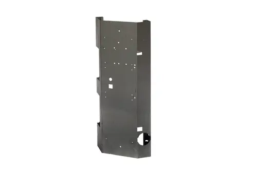 Brötje Armaturenbalken aus Metall, vertikal stehend, mit mehreren Löchern und Ausschnitten für die Befestigung und Installation in einem technischen Umfeld.