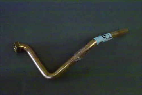 Brötje Kaltwasserrohr, gebogen, aus Kupfer, mit einem Anschlussgewinde auf der linken Seite und einer geraden Verlängerung auf der rechten Seite.