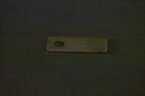 Befestigungsblech von Brötje, rechteckige Metallplatte mit einer Aussparung, auf dunklem Untergrund abgebildet.