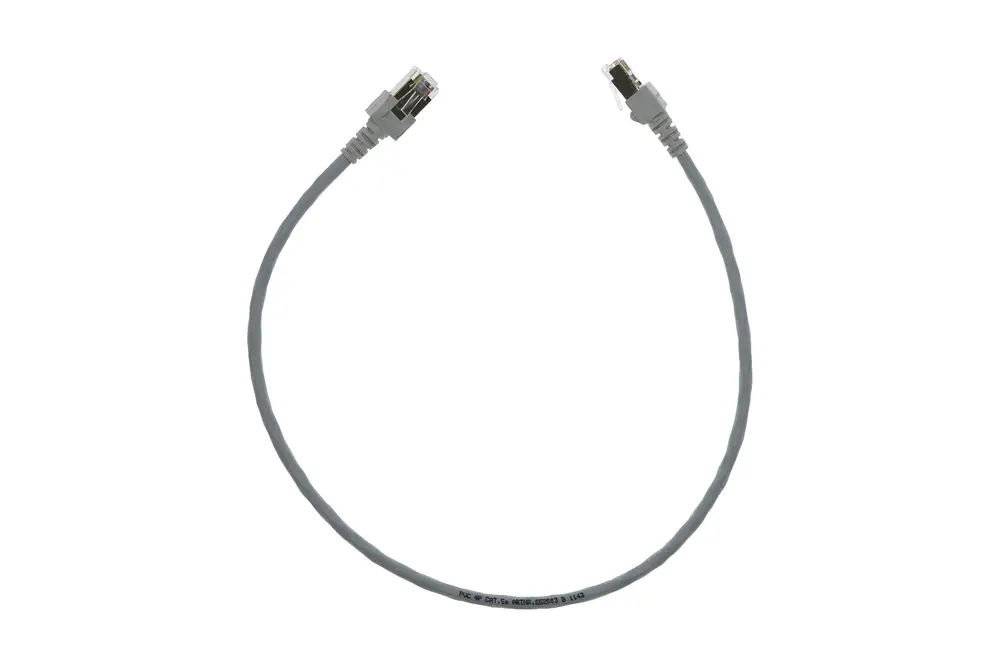 Graues Netzwerkkabel mit zwei RJ45-Anschlüssen. Das Kabel könnte von der Marke Brötje stammen.