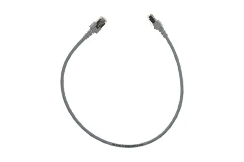 Graues Netzwerkkabel mit zwei RJ45-Anschlüssen. Das Kabel könnte von der Marke Brötje stammen.