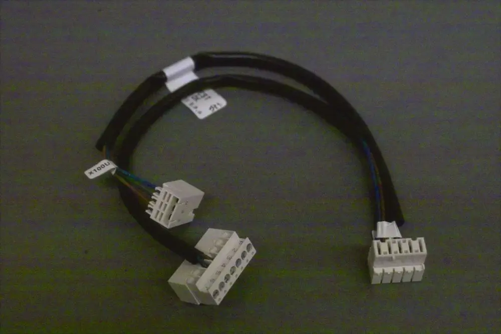 Kabelbaum mit mehreren Steckverbindern und farbigen Drähten, hergestellt von Brötje. Die Anschlüsse sind in unterschiedlichen Konfigurationen angeordnet.