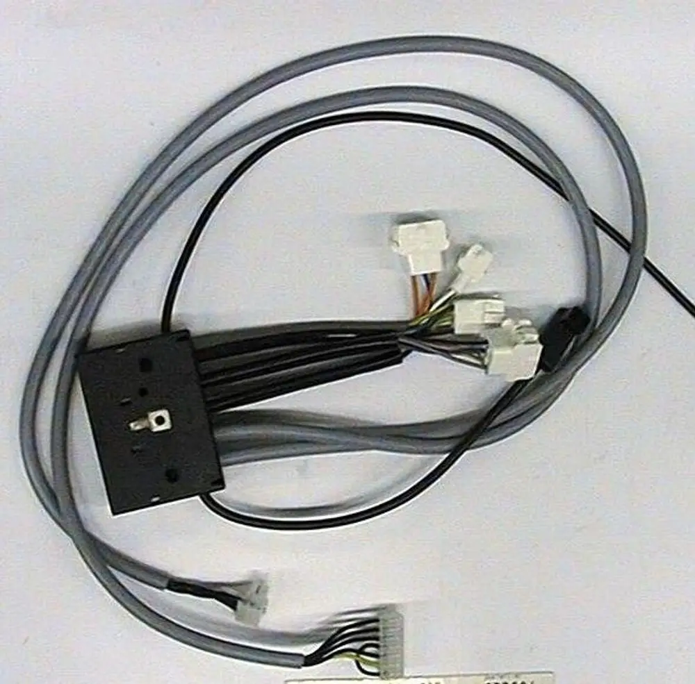 Brötje Verdrahtungseinheit mit mehreren Kabeln und Steckverbindern, die für elektrische Anschlüsse verwendet wird.