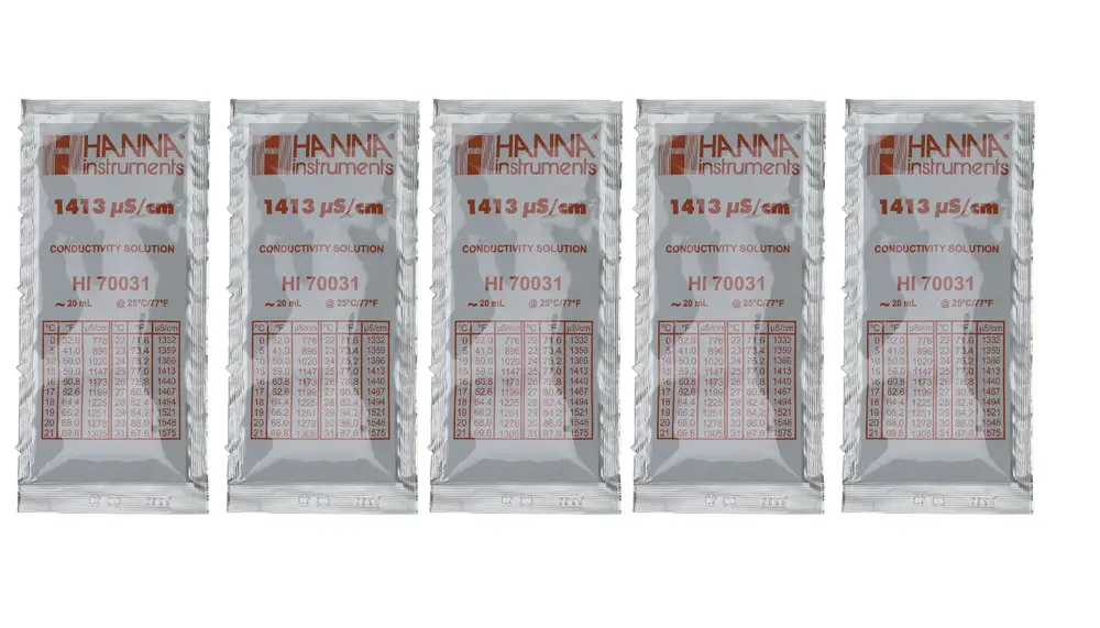 Sechs Packungen mit Brötje Kalibrierlösung, die jeweils 20 ml Conductivity Solution enthalten, zur Verwendung in der Analyse von elektrischen Leitfähigkeiten.