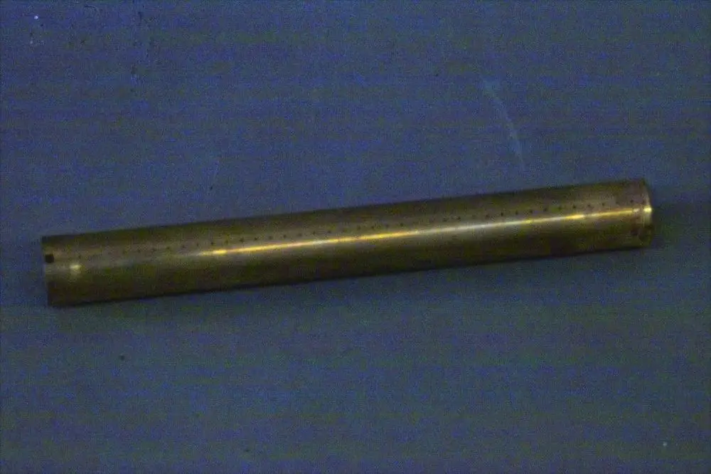 Brötje Verteiler in zylindrischer Form, aus Metall, mit mehreren Löchern entlang der Oberfläche, auf einem neutralen Untergrund platziert.