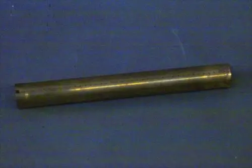 Brötje Verteiler in zylindrischer Form, aus Metall, mit mehreren Löchern entlang der Oberfläche, auf einem neutralen Untergrund platziert.