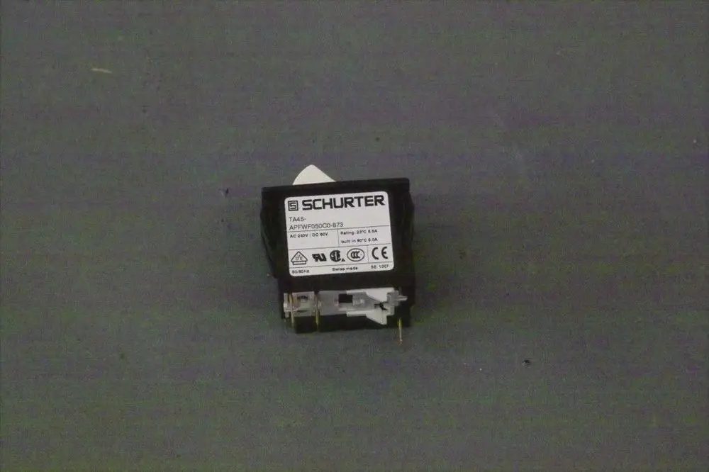 Schwarzer Überlastschalter mit markanter Beschriftung, unter anderem die Marke Brötje, ausgelegt für elektrische Anwendungen.