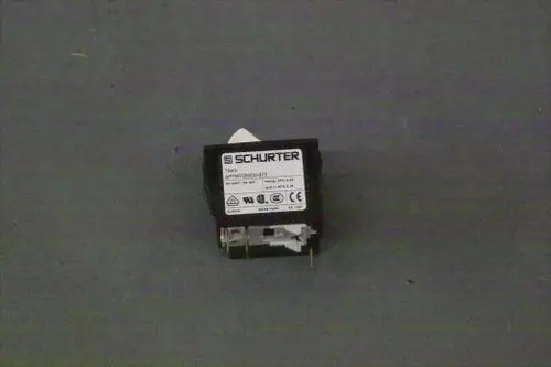 Schwarzer Überlastschalter mit markanter Beschriftung, unter anderem die Marke Brötje, ausgelegt für elektrische Anwendungen.