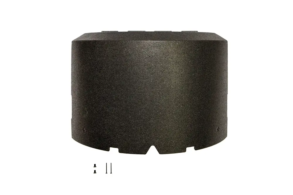 Schwarze Abdeckung von Brötje, zylindrisches Design mit offenem Boden und seitlichen Löchern. Im Bild sind auch zwei Schrauben sichtbar.