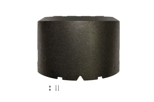 Schwarze Abdeckung von Brötje, zylindrisches Design mit offenem Boden und seitlichen Löchern. Im Bild sind auch zwei Schrauben sichtbar.