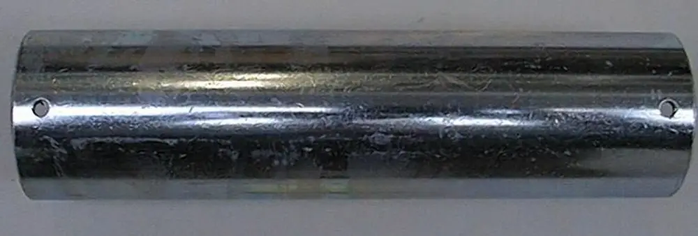 Zylindrisches Metallrohr mit glatter Oberfläche und zwei Bohrungen an den Enden, möglicherweise für den Einsatz von Brötje.