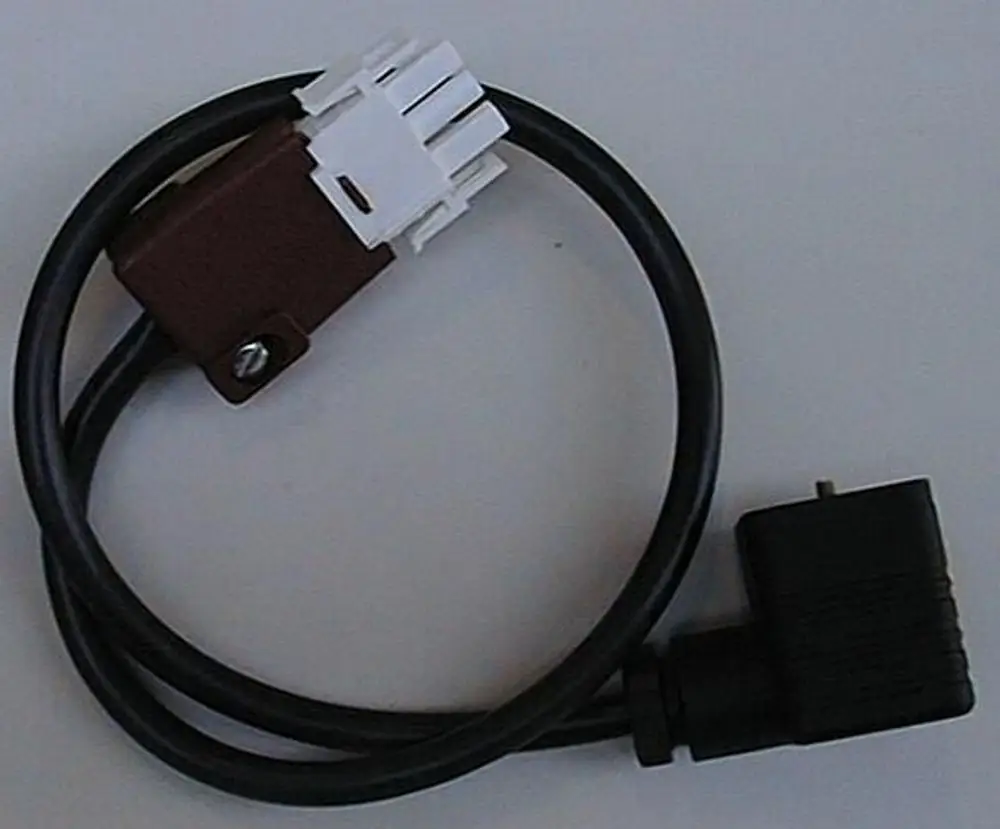 Schwarzes Kabel mit zwei unterschiedlichen Steckverbindern, einer weiß und einer schwarz, vermutlich für den Anschluss eines Brötje Sekundärbrenners.