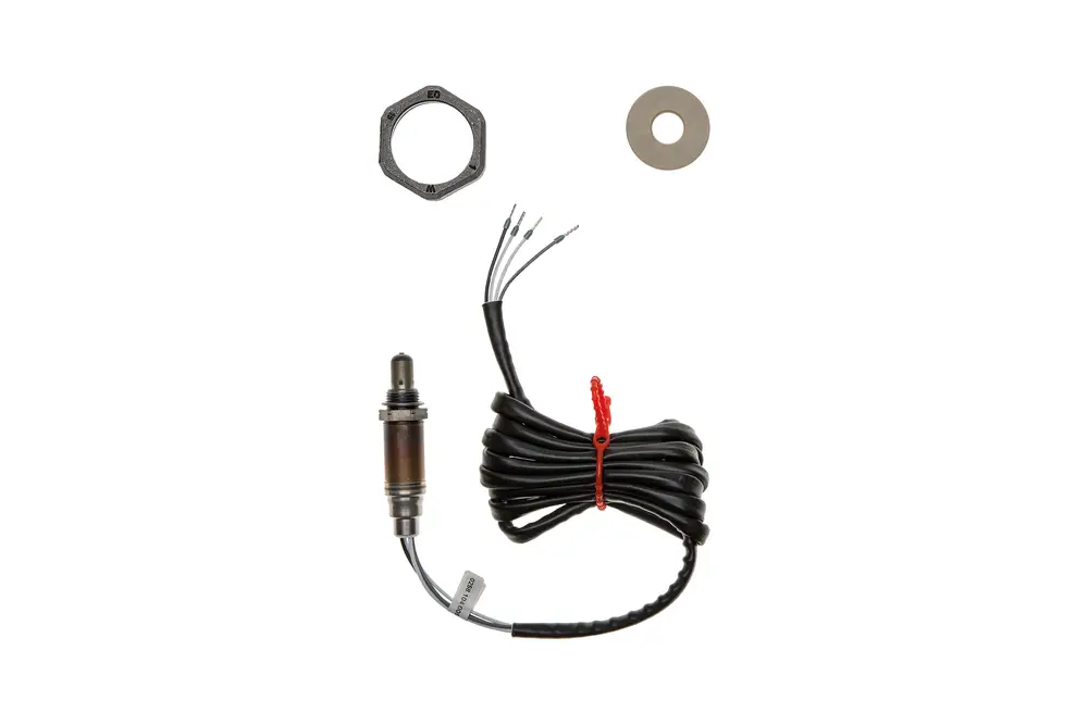 Brötje Lambda-Sonde mit Anschlusskabel, einer sechseckigen Mutter, und einer Unterlegscheibe. Die Sonde hat einen Metallkörper und mehrere farbige Drähte.