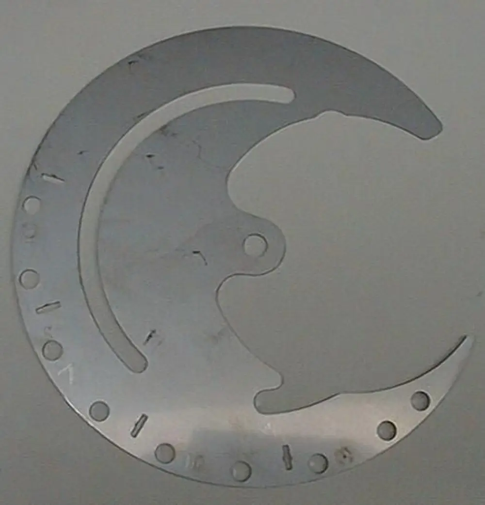 Brötje Drosselblech mit kremi-förmiger Aussparung und mehreren Befestigungslöchern, aus Metall und mit einer glatten Oberfläche.