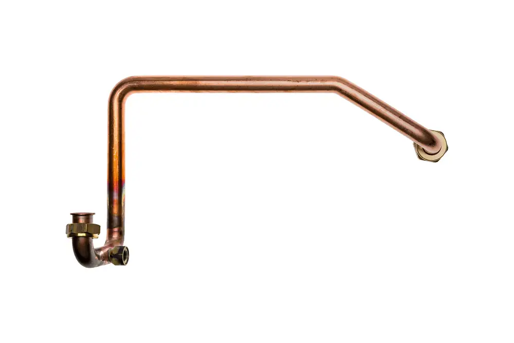 Kupferrohr mit einer gebogenen Form und zwei Anschlüssen, eines davon mit einer Metallmutter. Brötje Rücklaufrohr für Heizungsanwendungen.
