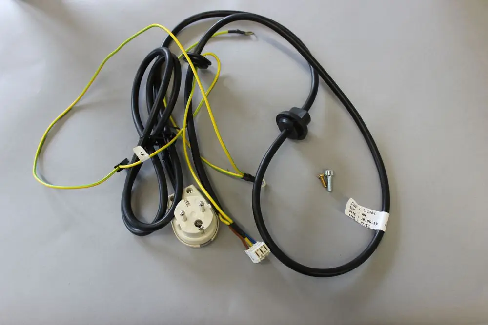 Netzleitung von Brötje mit mehreren Kabeln, einem runden Stecker und einer Schraube. Kabel in verschiedenen Farben und einer Verbindungsklemme sichtbar.