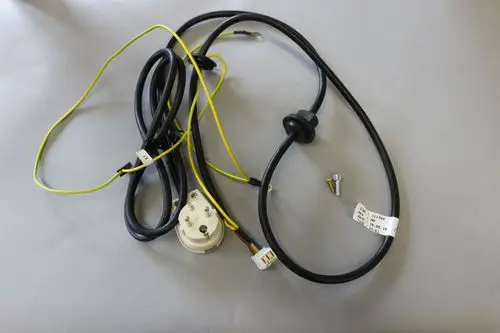 Netzleitung von Brötje mit mehreren Kabeln, einem runden Stecker und einer Schraube. Kabel in verschiedenen Farben und einer Verbindungsklemme sichtbar.