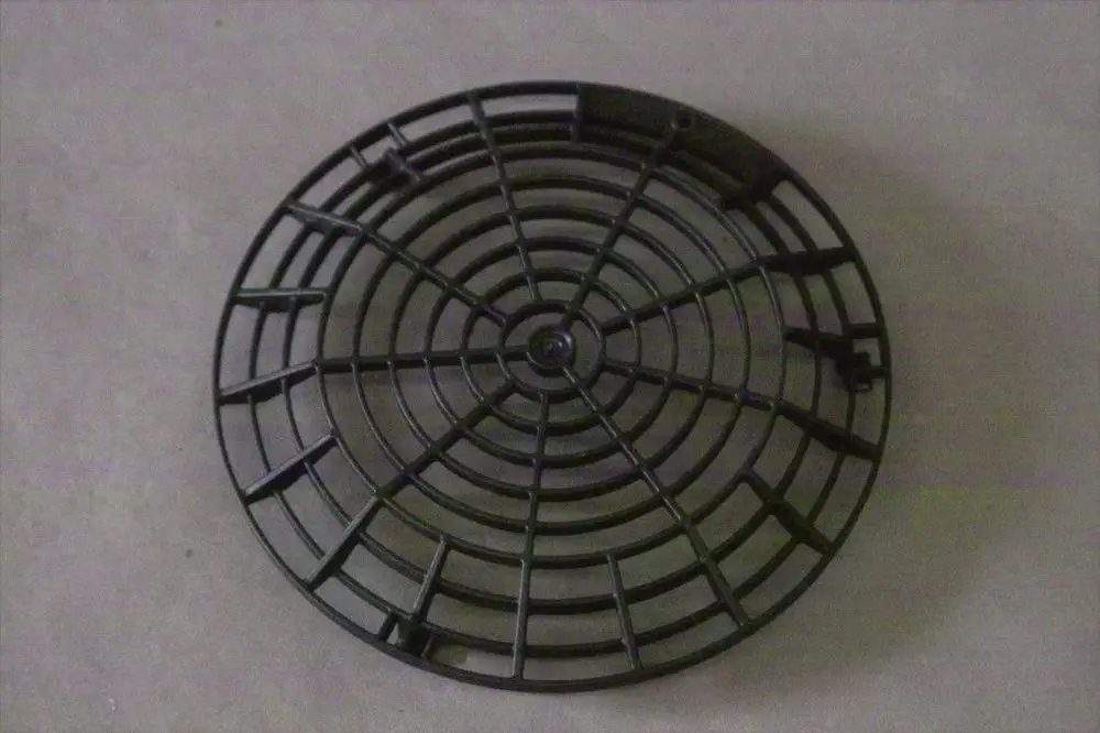 Schutzgitter von Brötje in kreisrunder Form mit detaillierter Gitterstruktur. Dient zum Schutz einer Heizungsanlage oder ähnlichem Gerät.