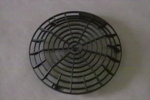 Schutzgitter von Brötje in kreisrunder Form mit detaillierter Gitterstruktur. Dient zum Schutz einer Heizungsanlage oder ähnlichem Gerät.