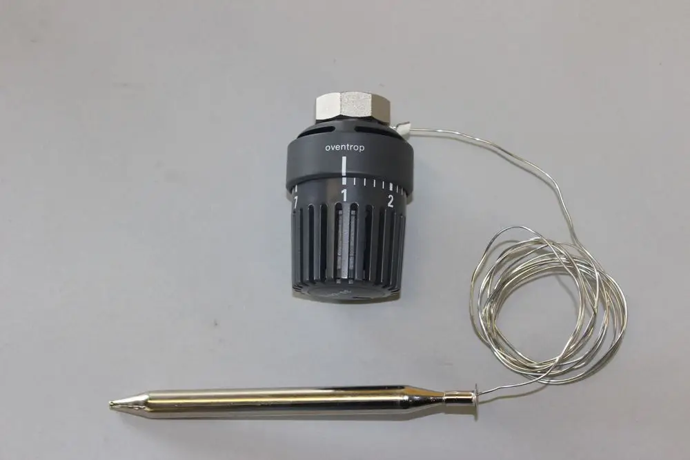 Temperaturregler von Brötje mit einem Drehknopf und einem entsprechenden Temperatursensor, verbunden durch ein flexibles Kabel.
