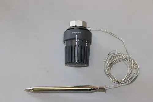 Temperaturregler von Brötje mit einem Drehknopf und einem entsprechenden Temperatursensor, verbunden durch ein flexibles Kabel.