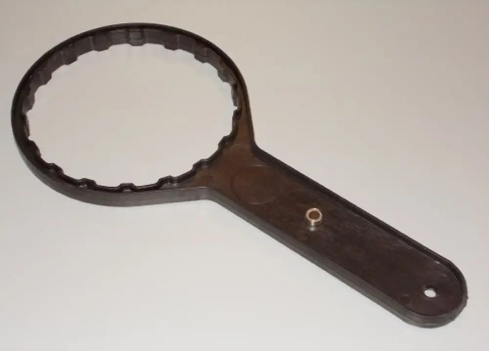 Filterschlüssel von Brötje in schwarz mit einem ergonomischen Griff und runder, gezahnter Öffnung. Das Design ermöglicht eine einfache Handhabung.