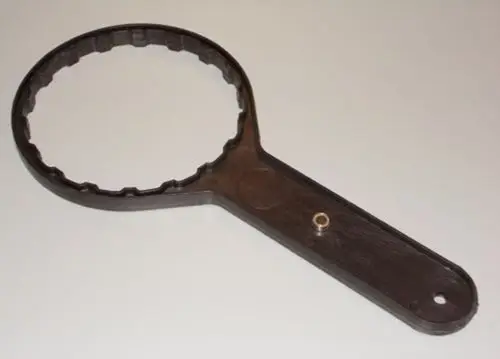 Filterschlüssel von Brötje in schwarz mit einem ergonomischen Griff und runder, gezahnter Öffnung. Das Design ermöglicht eine einfache Handhabung.