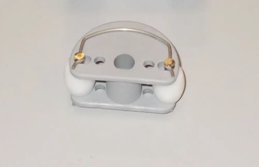 Brötje Pumpenrad, das in einem grauen Kunststoffgehäuse untergebracht ist, mit zwei weißen Rollen und einer Halterung aus Metall. Das Design ist funktional und einfach gehalten.