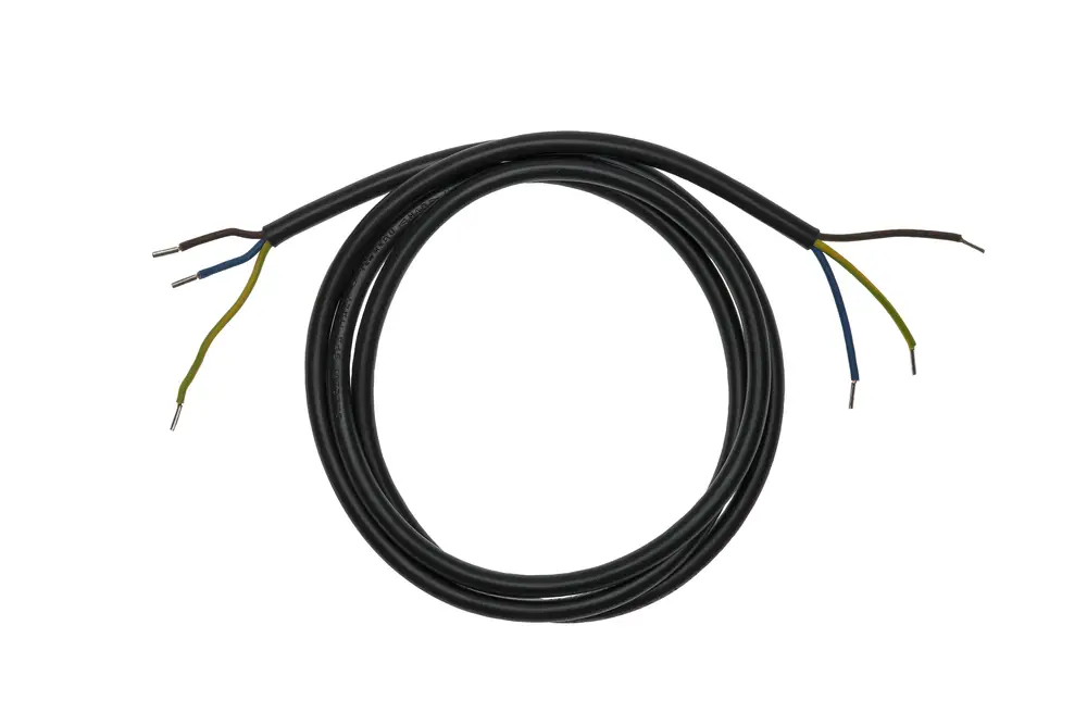 Schwarzes Kabel mit drei Adern in den Farben Braun, Blau und Grün, geeignet für elektrische Anwendungen, als Netzleitung von Brötje.