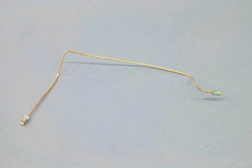 Brötje Öldruckleitung in gebogener Form, aus Metall mit zwei Anschlüssen an den Enden. Geeignet für den Anschluss in Heizsystemen.