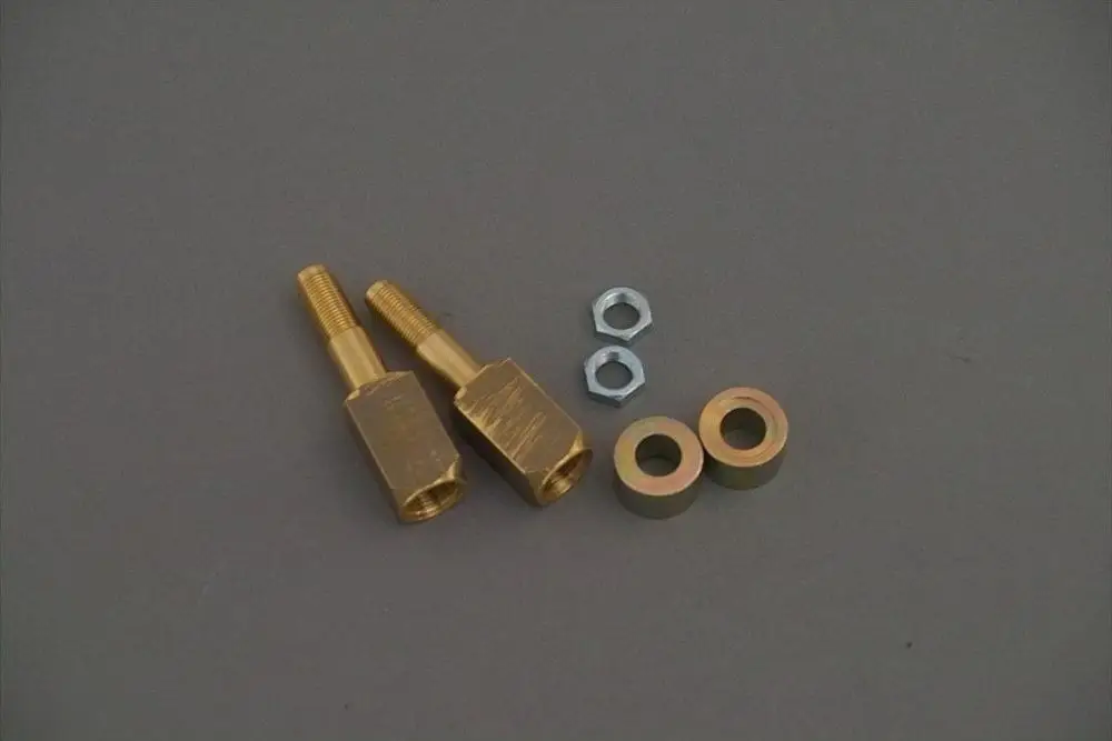 Brass fittings von Brötje in zwei verschiedenen Größen, mit zwei Unterlegscheiben und zwei Mutterelementen in einer grauen Umgebung angeordnet.