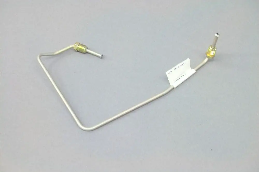 Öldruckleitung von Brötje, metallisch, gebogen mit zwei Anschlussstücken, geeignet für den Einsatz in Heizungsanlagen zur Ölversorgung.
