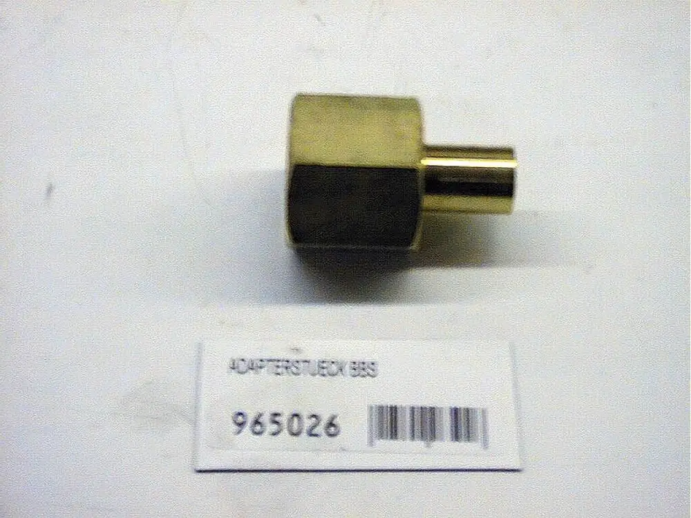 Adapterstück aus Messing mit quadratischer Basis und runder Anschlussöffnung, Produkt von Brötje, auf hellem Hintergrund abgebildet.