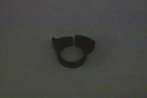 Schwarze Schlauchschelle, die von der Marke Brötje stammt, auf grauem Hintergrund. Sie hat eine offene Form mit einem runden inneren Durchmesser.