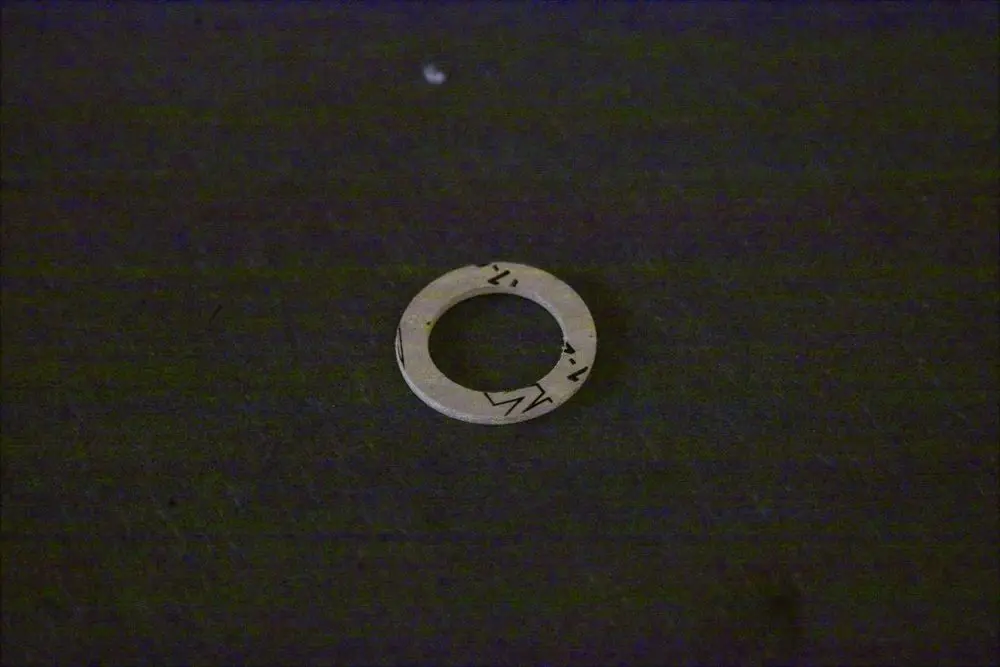 Runde Dichtschnur aus Metall mit eingeprägten Markierungen, auf dunklem Untergrund. Das Produkt gehört zur Marke Brötje.