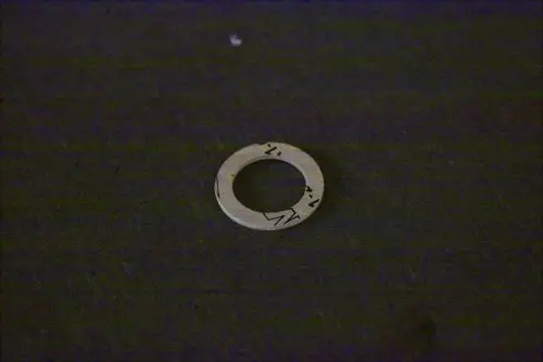 Runde Dichtschnur aus Metall mit eingeprägten Markierungen, auf dunklem Untergrund. Das Produkt gehört zur Marke Brötje.