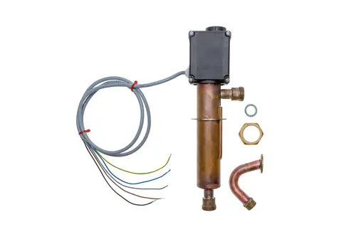 Brötje Elektro Durchlauferhitzer mit einem zylindrischen Gehäuse, Anschlussleitungen in verschiedenen Farben und Zubehörteilen wie einer Mutter und einer Dichtung.