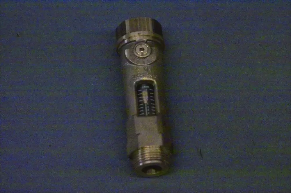 Durchflussmesser von Brötje mit transparentem Gehäuse zur Messung des Wasserflusses. Ableseskala sichtbar. Anschlussgewinde für Montage.