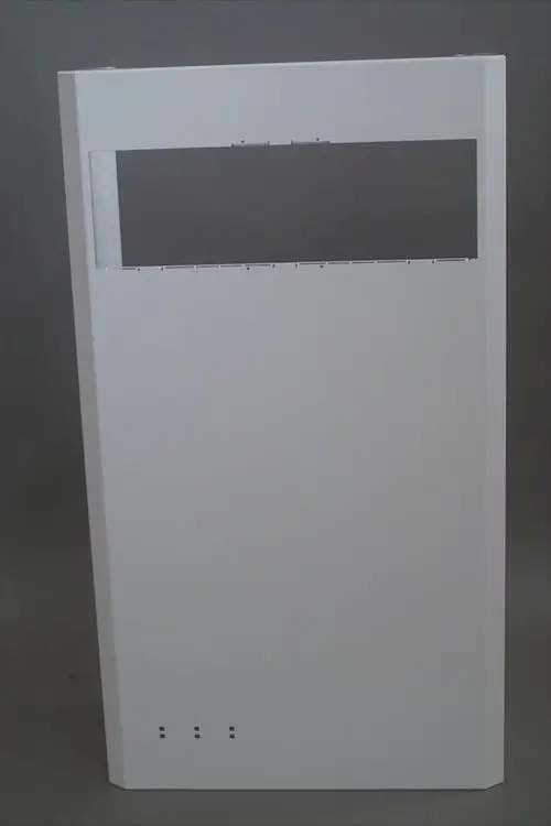 Weiße Abdeckung mit rechteckigem Ausschnitt in der oberen Hälfte, geeignet für ein Brötje-Gerät, an einer grauen Wand. Drei Löcher am unteren Rand für Befestigungen.