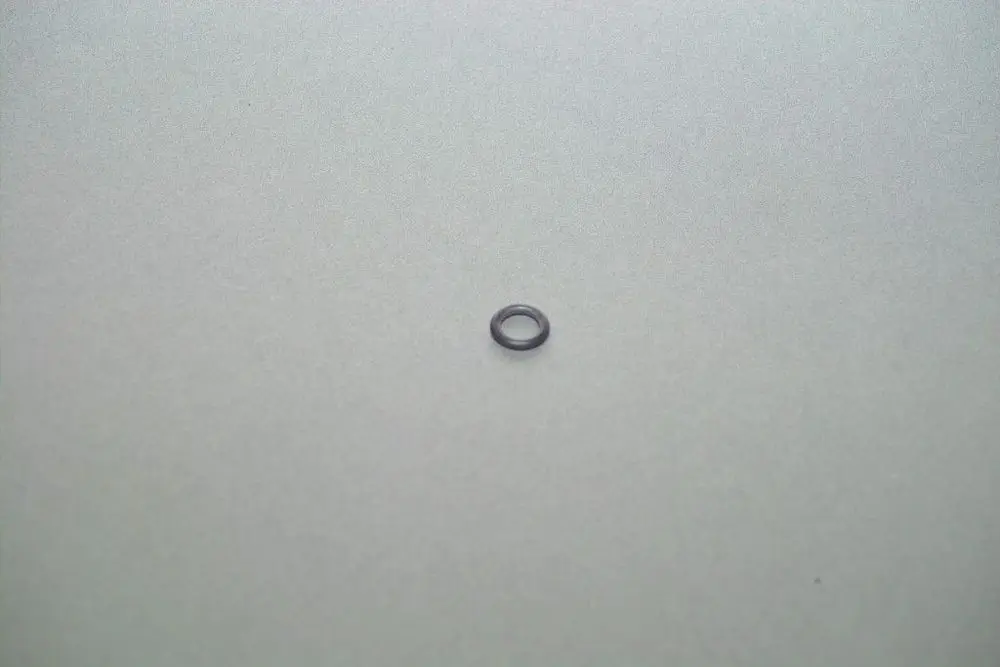 Kleinrunder O-Ring von Brötje auf neutralem Hintergrund, geeignet für verschiedene Anwendungen zur Abdichtung und Sicherung von Bauteilen.