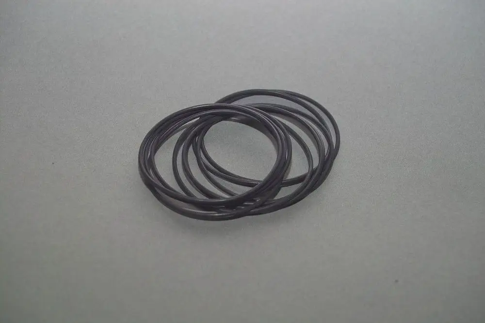 Schwarze O-Ringe von Brötje liegen übereinander auf einer grauen Fläche. Die Ringe sind kreisförmig und in verschiedenen Größen angeordnet.