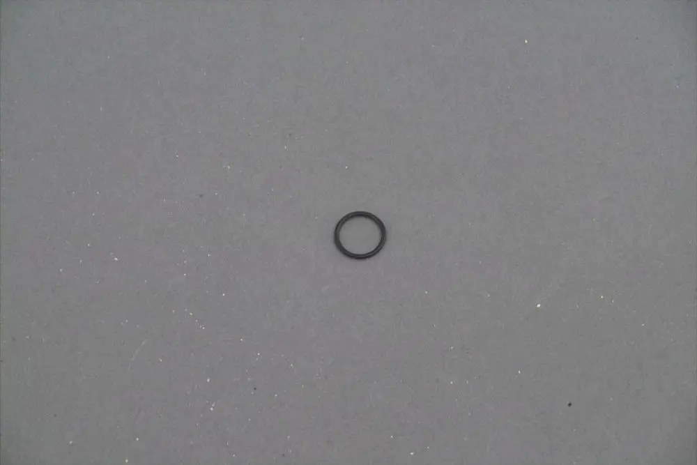 Schwarzer O-Ring auf grauem Hintergrund, möglicherweise für eine Brötje-Anwendung. Der Ring hat einen gleichmäßigen, runden Durchmesser.