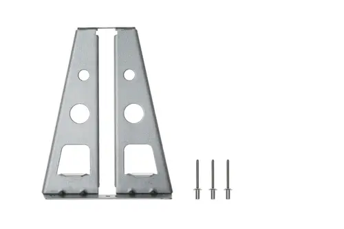 Halter aus Metall mit zwei großen Löchern und mehreren kleineren, geeignet zur Montage, neben drei kurzen Stiften. Markenaufdruck "Brötje" sichtbar.