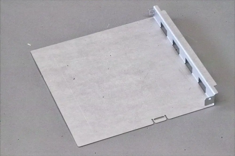 Rechteckiges Strahlungsblech in heller Metalloberfläche, geeignet für Heizsysteme. Brötje-Produkt, keine weiteren Details erkennbar.