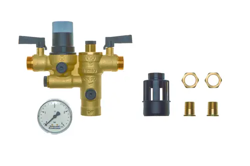 Brötje Produkt bestehend aus einer Nachfüllkombination mit Manometer, zwei Absperrhähnen, einem Zylinder und zwei Verbindungsteilen, alles in Gold und Schwarz.