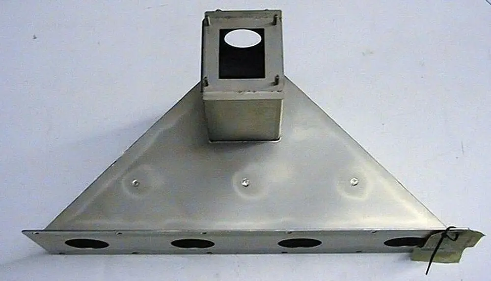 Brötje Mischkanal aus Metall, trianguläre Form mit einem mittigen Anschluss und mehreren Öffnungen an der Unterseite zur Luftverteilung.