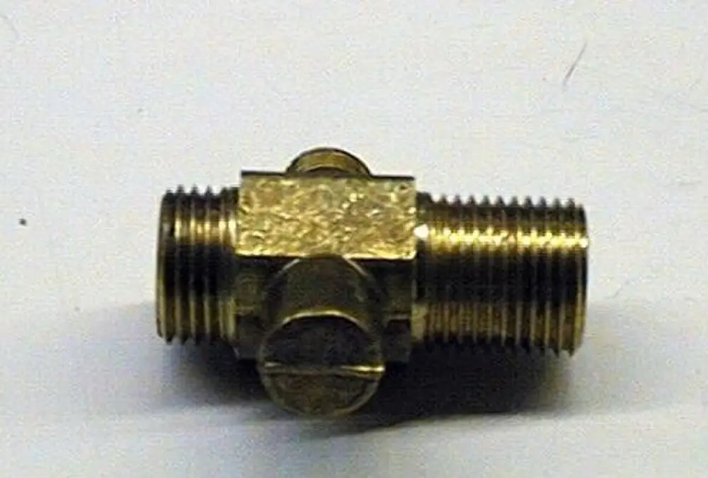 Brass-Verteiler mit zwei Gewindeeinsätzen und einer zentralen Schraube, typischerweise verwendet in Warmwasserinstallationen, möglicherweise von Brötje.